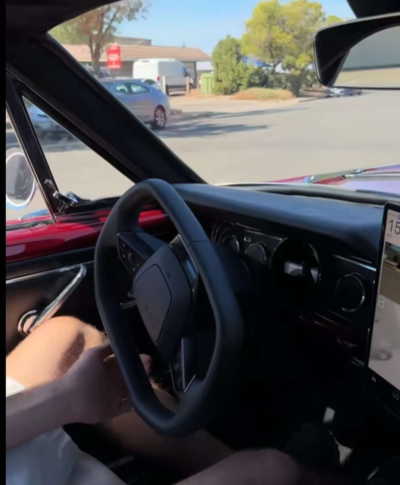 Yolda gören bir daha bakıyor: 1966 model Mustangi Teslaya çevirdi!