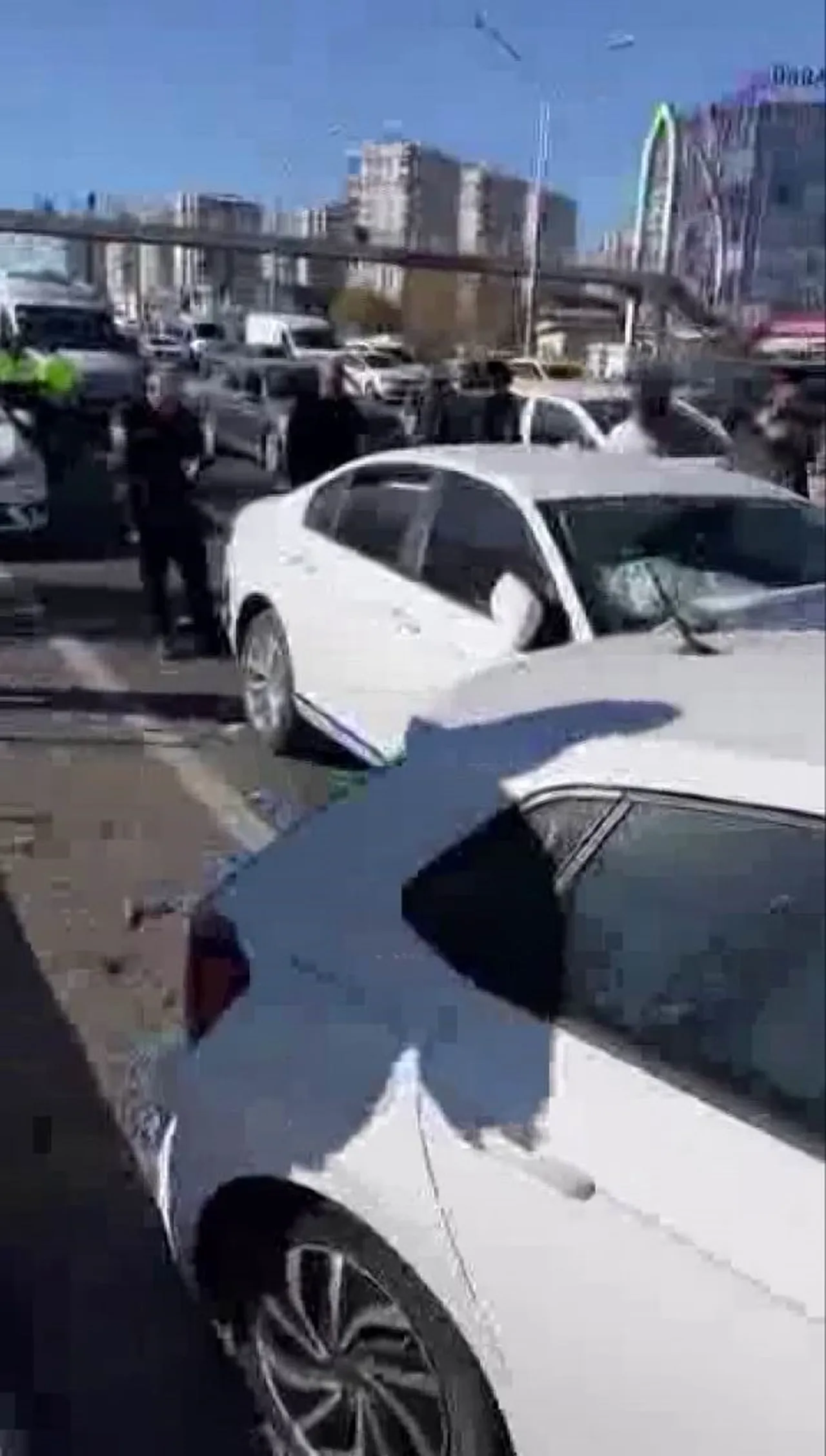 Zincirleme kazada 3 araç birbirine girdi