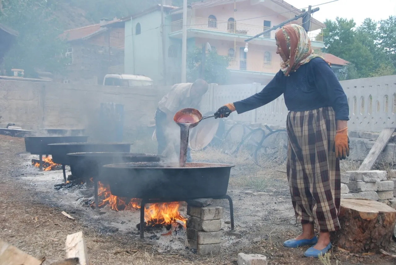 1.500 metre yükseklikten toplayıp 7-8 saat kaynatıyorlar! Kilosu 500 liraya yok satıyor