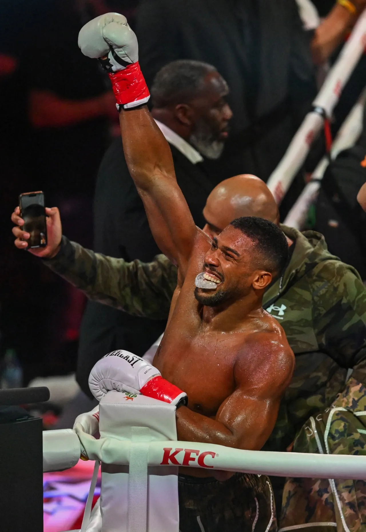 Joshua, 6. rauntta bulduğu sert sağ yumruk sonrası Jake Paul yere yığdı