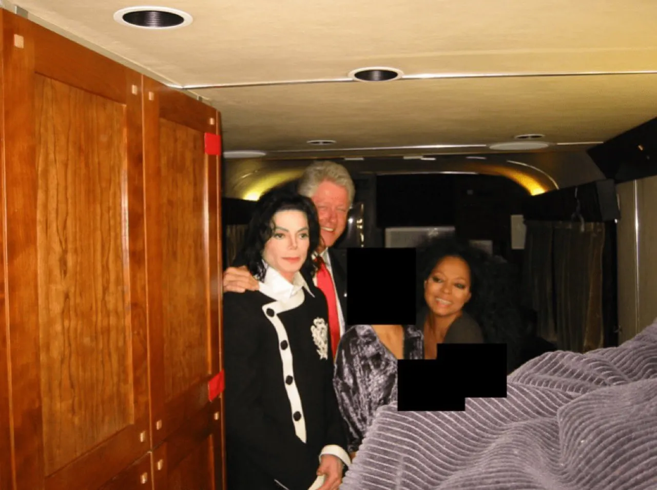 Epstein dosyalarından Bill Clinton ve Michael Jackson’ın birlikte olduğu bir fotoğraf.