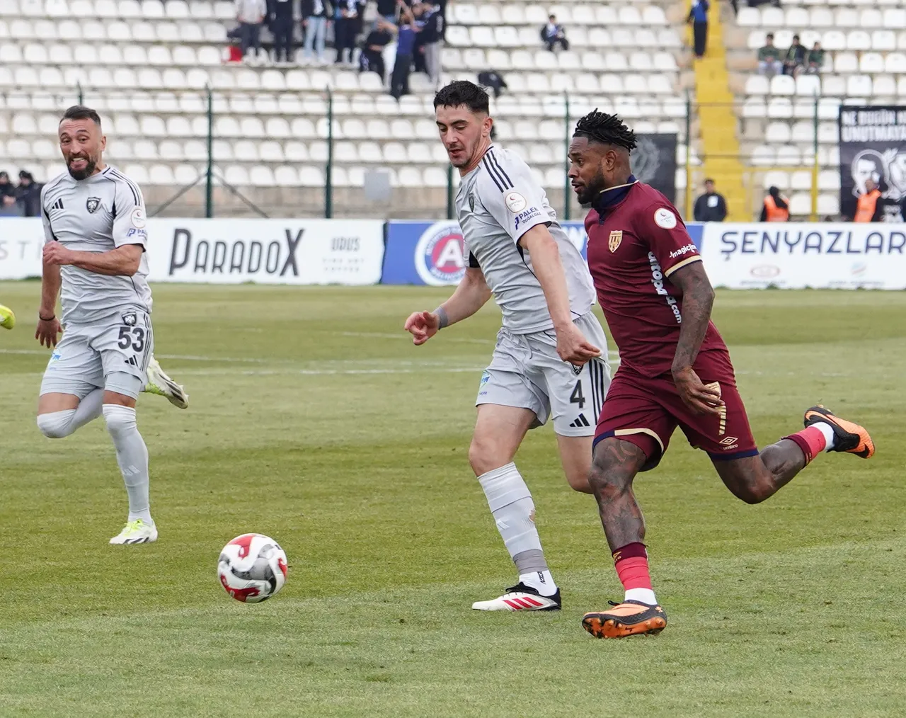 Bandırmaspor-Erzurumspor maçında gülen taraf 2-0'lık skorla konuk ekip oldu