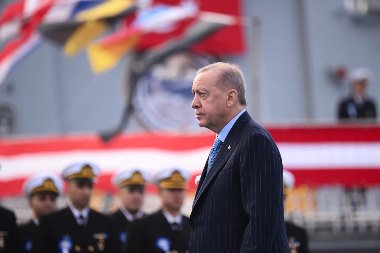 Cumhurbaşkanı Erdoğan, İstanbul Tersanesi Komutanlığı'nda "Deniz Platformlarının Hizmete Giriş, Bayrak Çekme ve İlk Sac Kesim Töreni"ne katıldı.