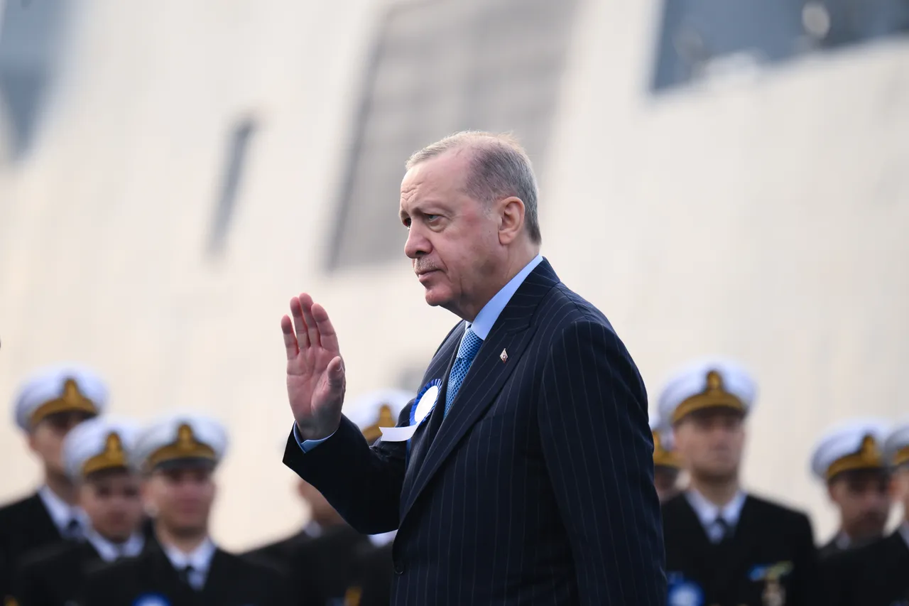 Cumhurbaşkanı Erdoğan, İstanbul Tersanesi Komutanlığı'nda "Deniz Platformlarının Hizmete Giriş, Bayrak Çekme ve İlk Sac Kesim Töreni"ne katıldı.