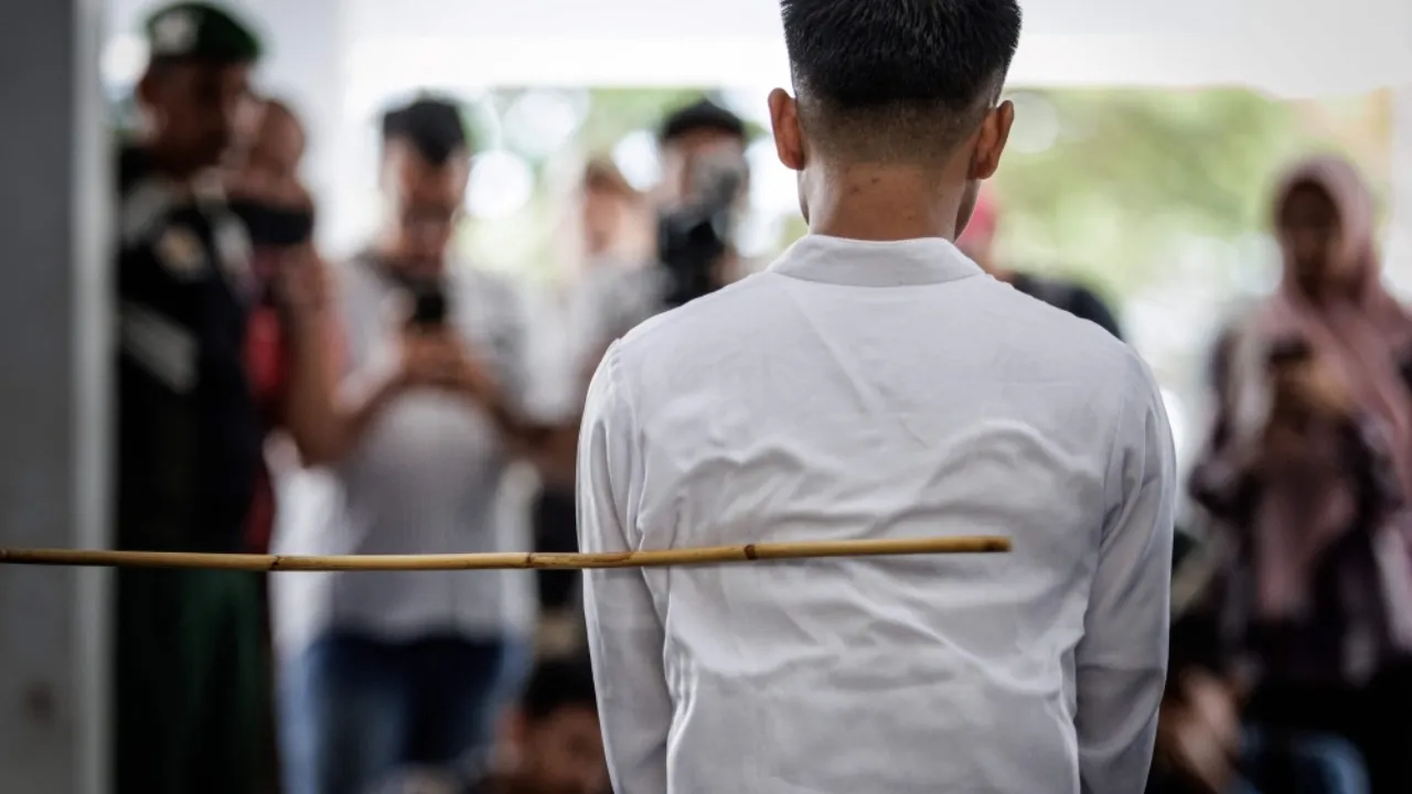 Dolandırıcılara zorunlu kırbaç cezası geliyor! Singapur harekete geçti