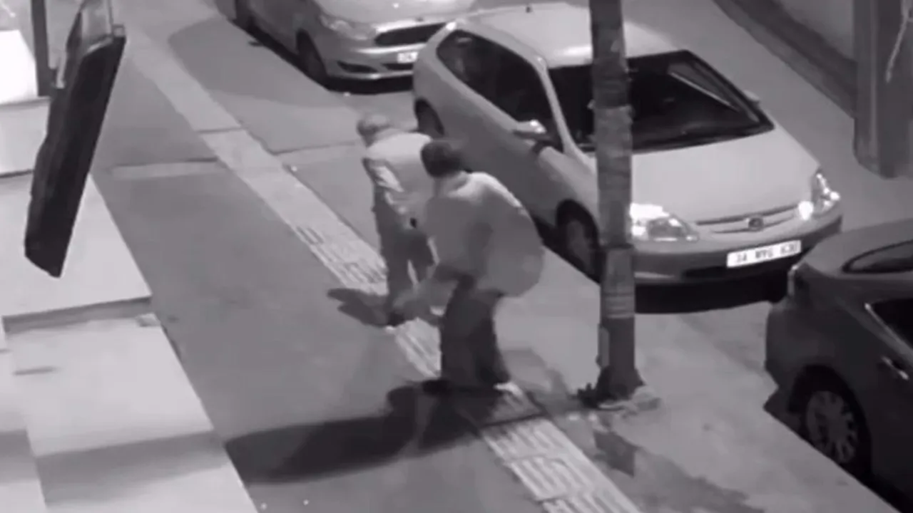 Esenyurt’ta vahşet anları: Alkollü kadın yaşlı adamı acımasızca dövdü