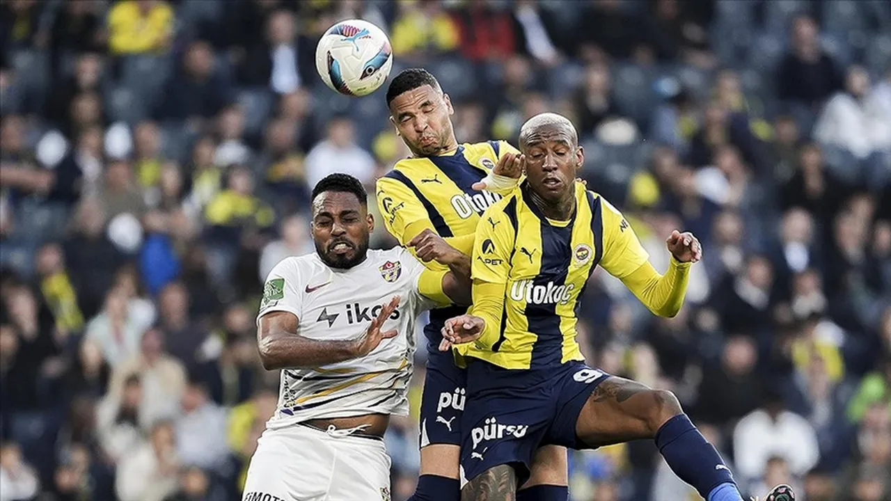 Süper Lig'de 2024-2025 sezonunun 36'ıncı haftasında Fenerbahçe, konuk ettiği ikas Eyüpspor'u 2-1 yenmişti