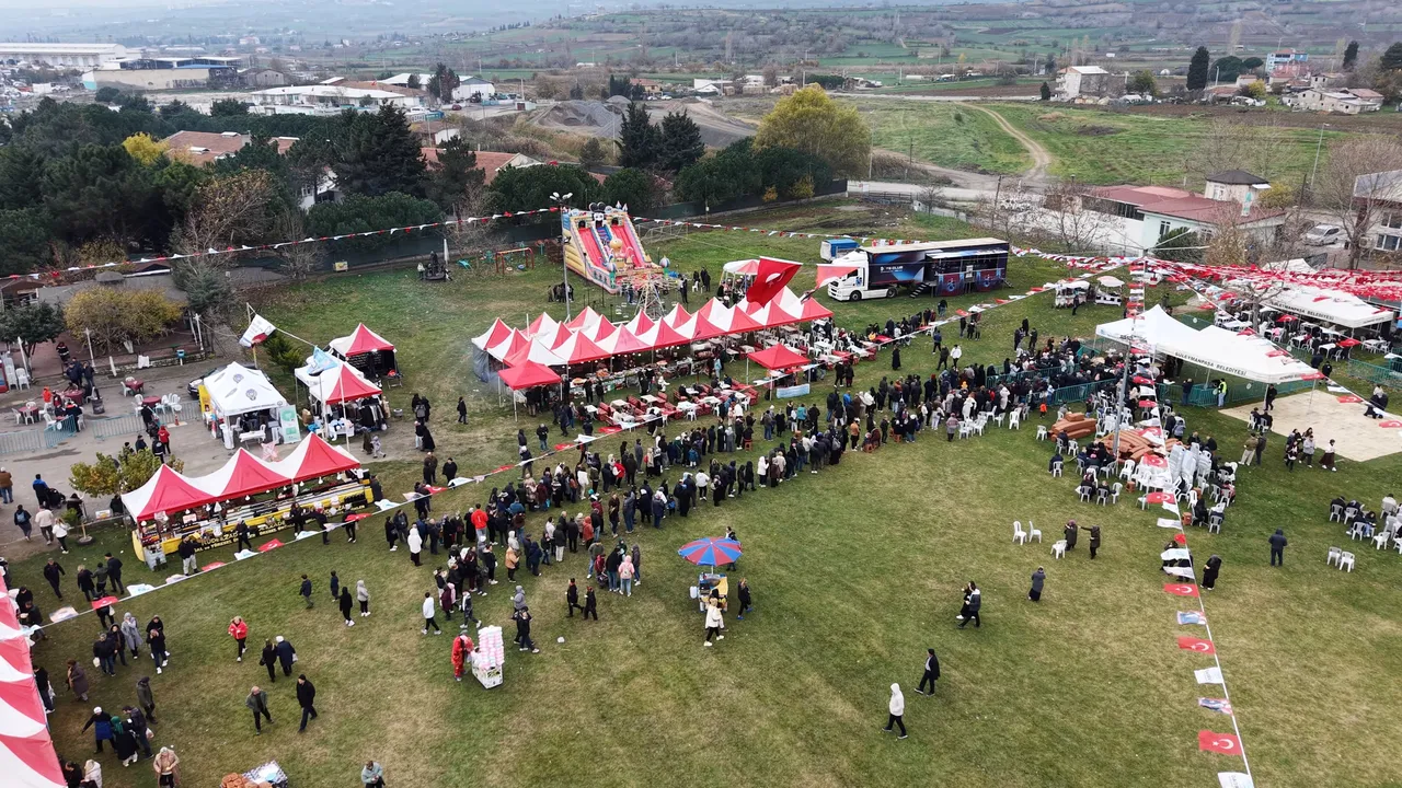 Festival izdihama dönüştü! 6 bin kişi için hazırlandı, ücretsiz almak isteyenler birbirini ezdi