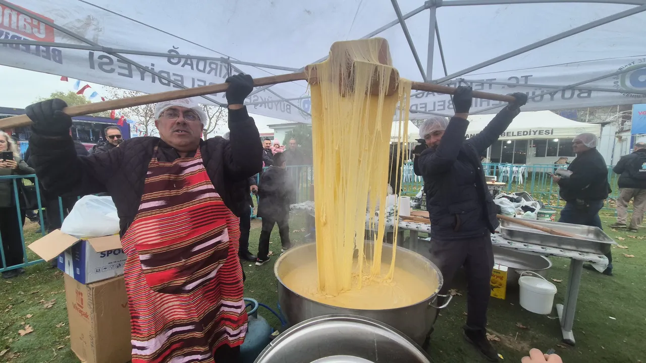 Festival izdihama dönüştü! 6 bin kişi için hazırlandı, ücretsiz almak isteyenler birbirini ezdi