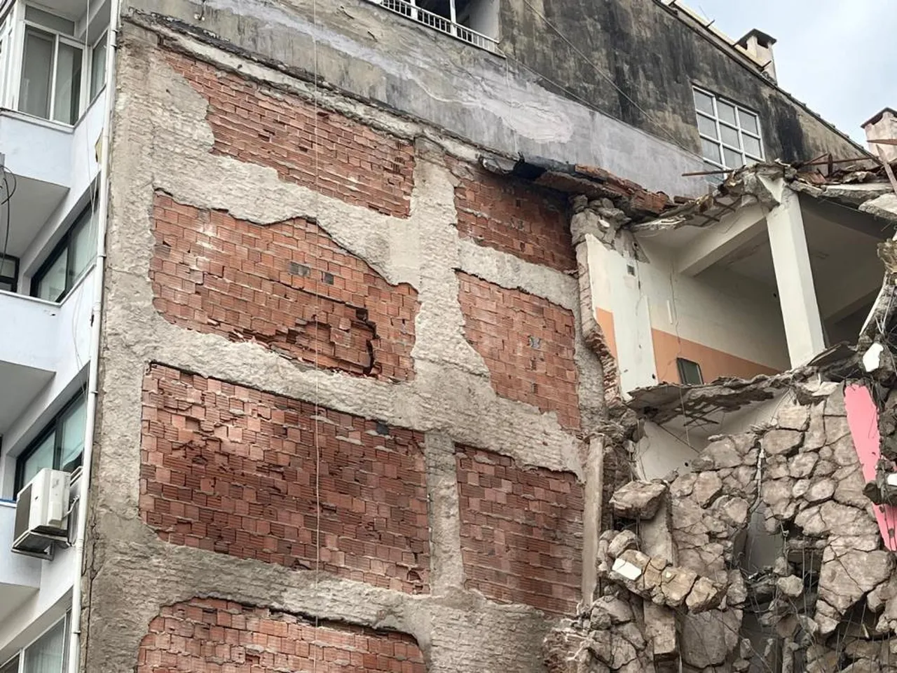 İzmir'de kentsel dönüşüm yıkımı kabusa döndü: Komşu binada hasar oluştu