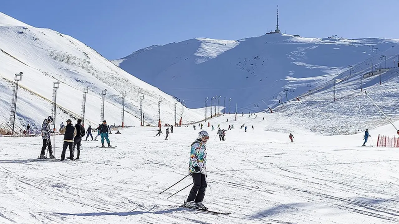 Kış tatili için merak ediliyordu! En fazla kar kalınlığı 55 santimetreyle Palandöken'de