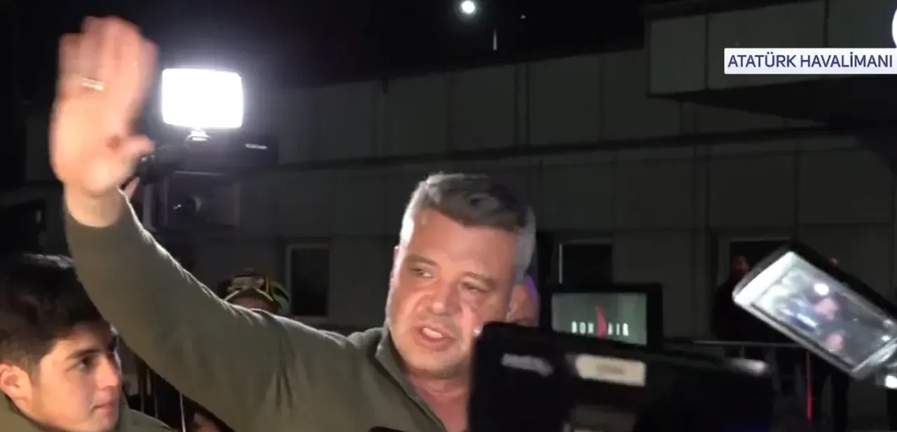 Kendisini karşılamaya gelen taraftarlara teşekkür eden Sadettin Saran, "Teşekkür ederim, iyi ki varsınız" sözleriyle havalimanından ayrıldı