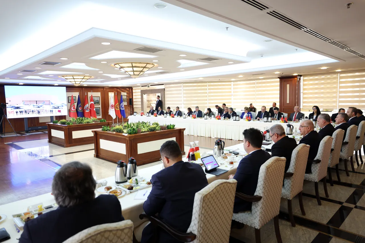 Milli Savunma Bakanı Yaşar Güler, Ankara'da Yıllık Değerlendirme Toplantısı'nda basın mensuplarıyla bir araya geldi.