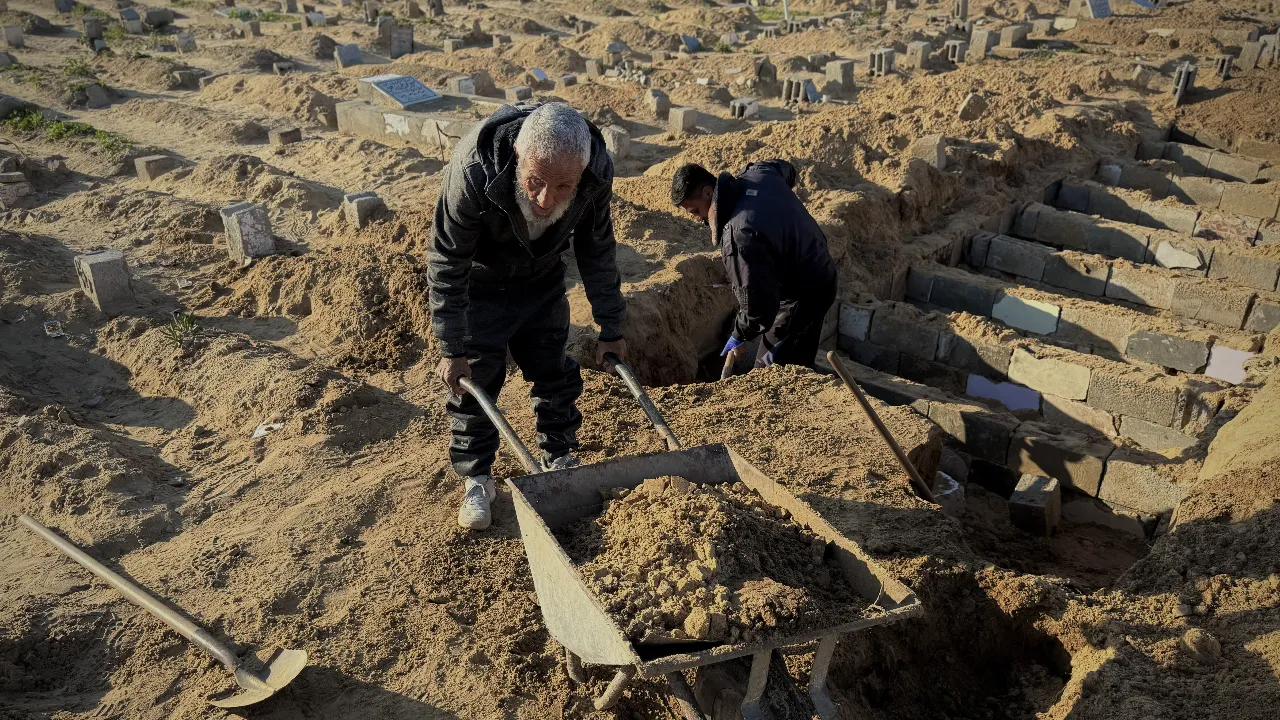 2 yılda tek başına 18 bin kişiyi defnetti