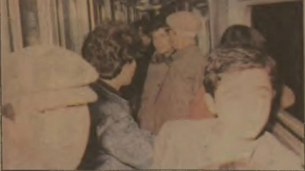 KORİDORLAR DA DOLU: Kars’tan son durağı İstanbul’a doğru hareket eden Doğu Ekspresi, her istasyonda biraz daha kalabalıklaşır. En sonunda koridorlarda bilet kontrol memurunun işini zorlaştıracak kadar tıklım tıklım dolar.