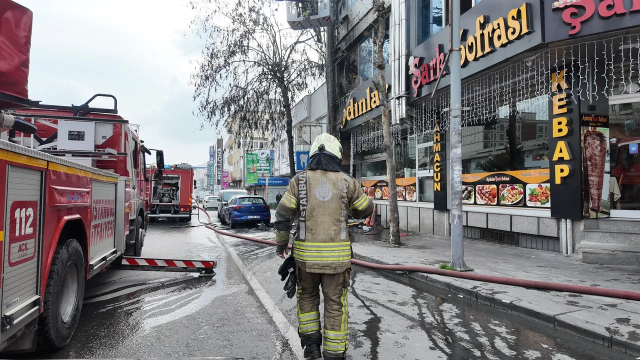 Esenyurt'ta restoranda başlayan yangın binaya sıçradı!