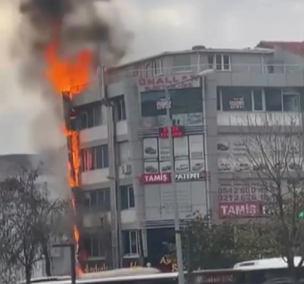 Esenyurt'ta restoranda başlayan yangın binaya sıçradı! Ekipler olay yerinde