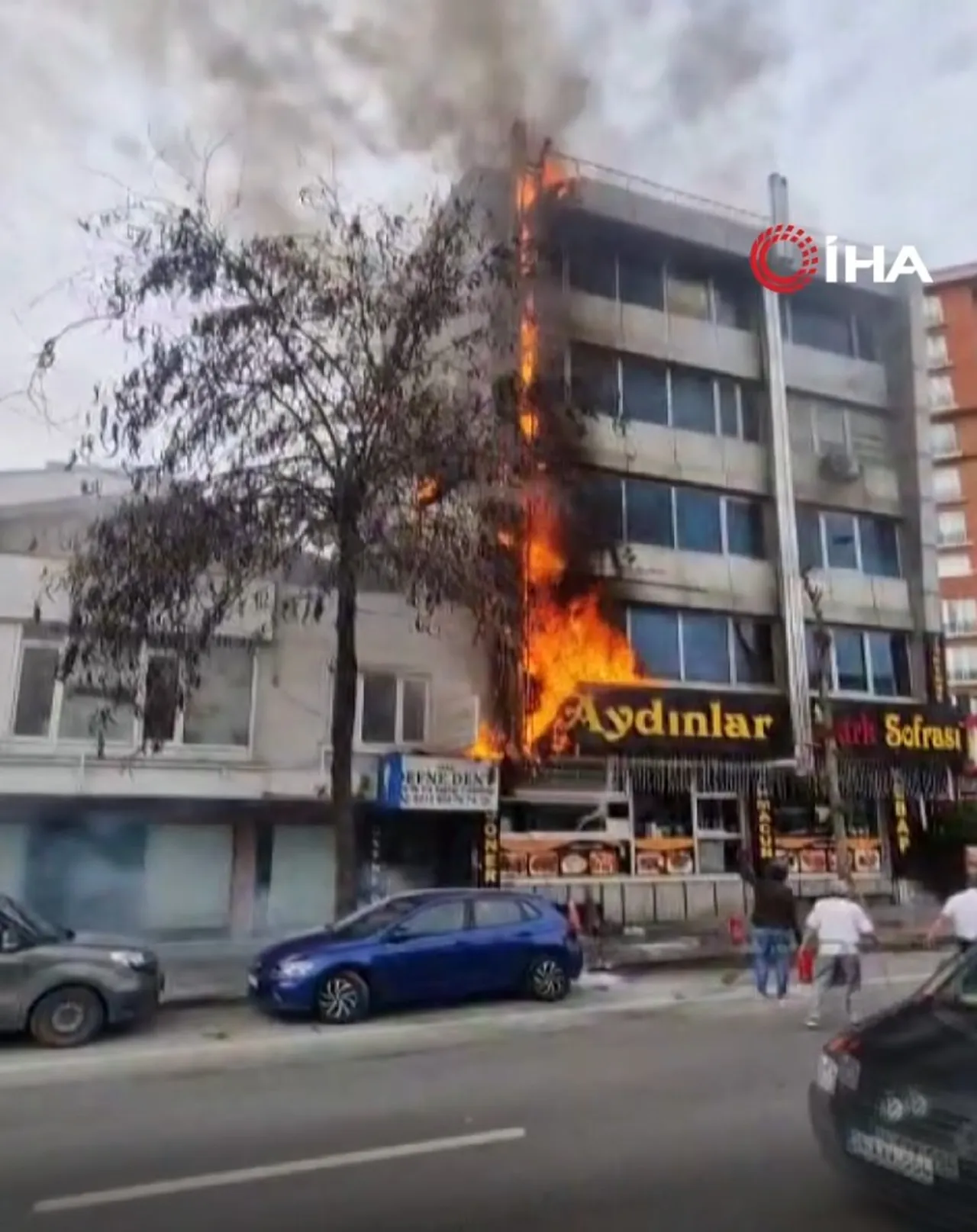 Esenyurt'ta restoranda başlayan yangın binaya sıçradı! Ekipler olay yerinde
