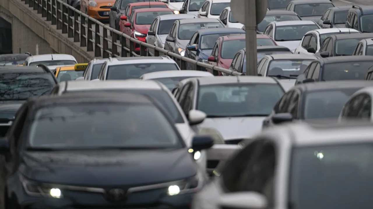 İstanbul'u unutturan 'AVM' trafiği! Ankara'da araçlar milim milim ilerledi