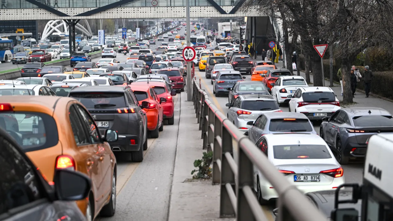İstanbul'u unutturan 'AVM' trafiği! Ankara'da araçlar milim milim ilerledi