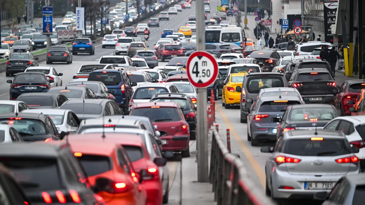 İstanbul'u unutturan 'AVM' trafiği! Ankara'da araçlar milim milim ilerledi