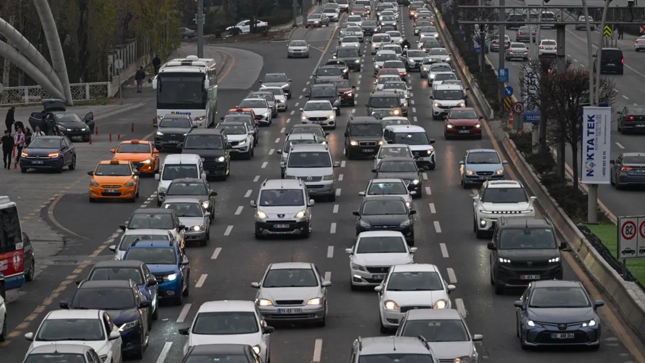 İstanbul'u unutturan 'AVM' trafiği! Ankara'da araçlar milim milim ilerledi