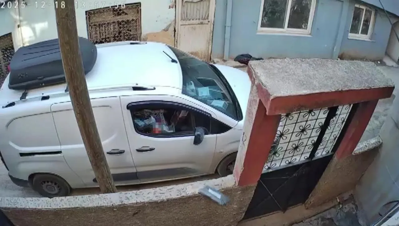 Kargocudan 'Yok artık' dedirten hareket! Paketi araçtan inmeden bahçeye fırlattı