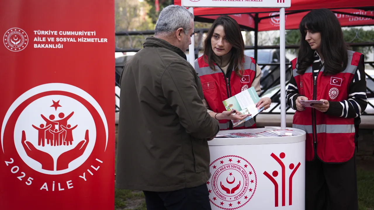 ‘Kırmızı Yelekliler’den sokakta evde sosyal hizmet