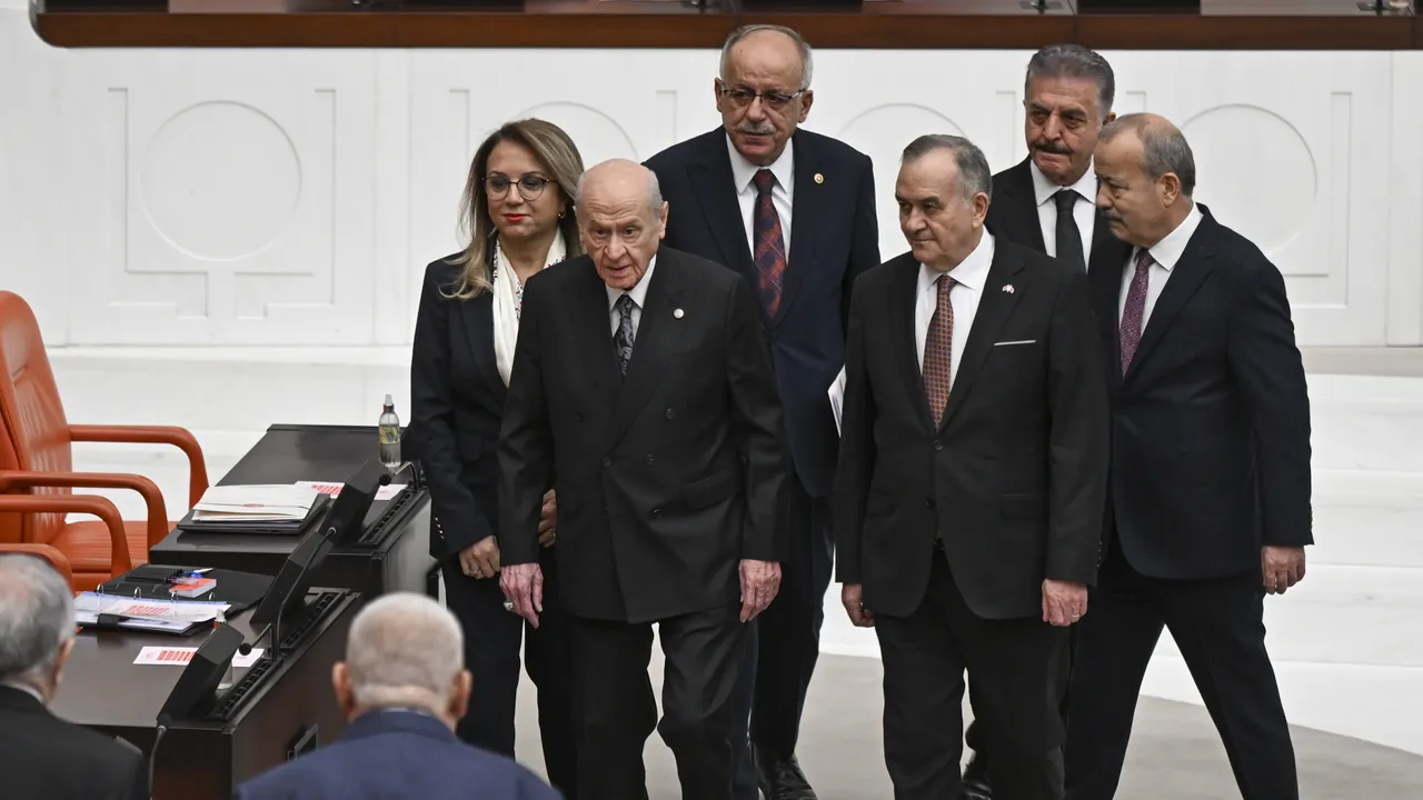 Meclis'te pazar mesaisi! Bahçeli ile muhalefet liderleri arasında dikkat çeken diyalog