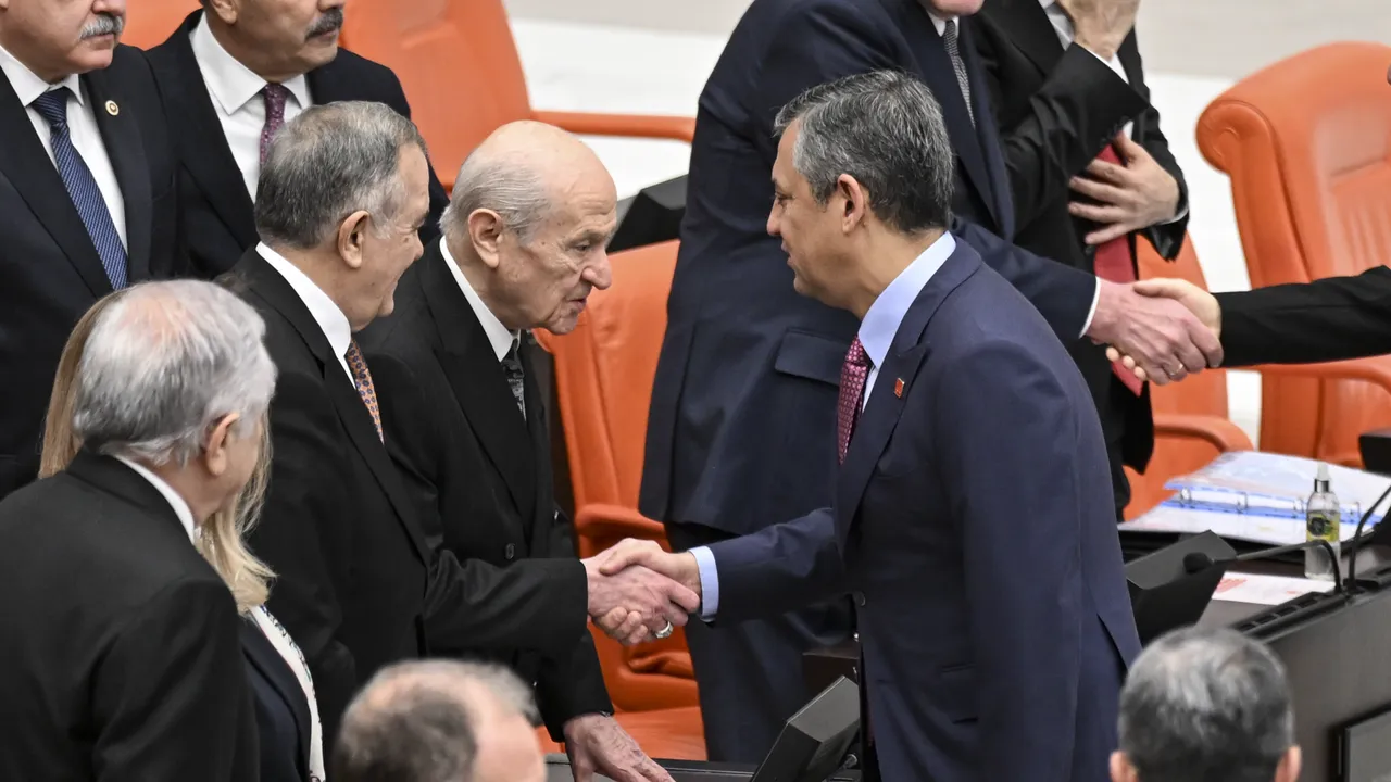 Meclis'te pazar mesaisi! Bahçeli ile muhalefet liderleri arasında dikkat çeken diyalog