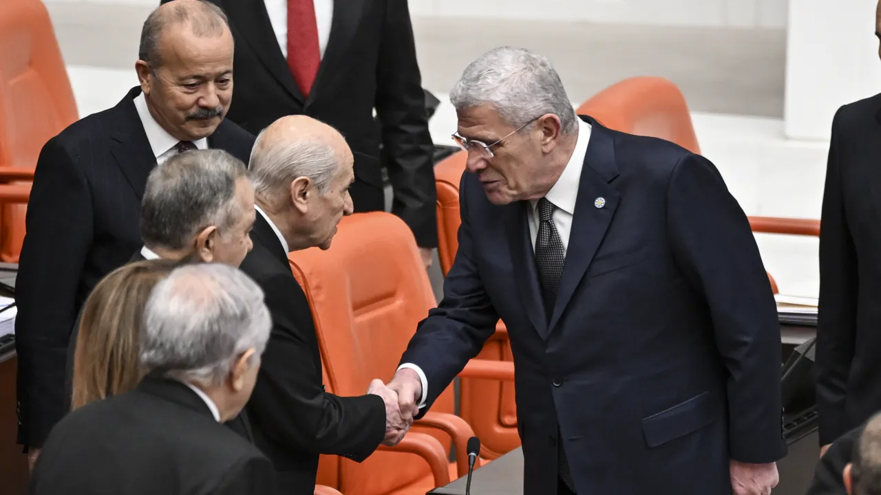 Meclis'te pazar mesaisi! Bahçeli ile muhalefet liderleri arasında dikkat çeken diyalog