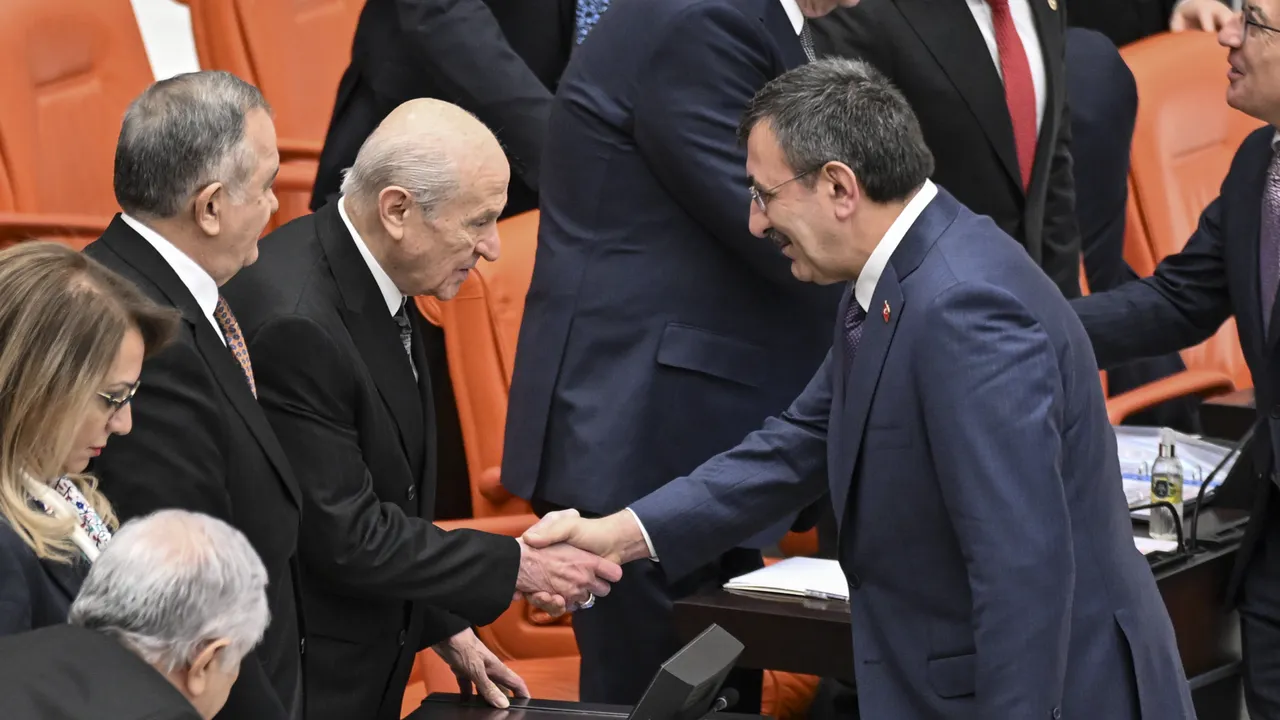 Meclis'te pazar mesaisi! Bahçeli ile muhalefet liderleri arasında dikkat çeken diyalog