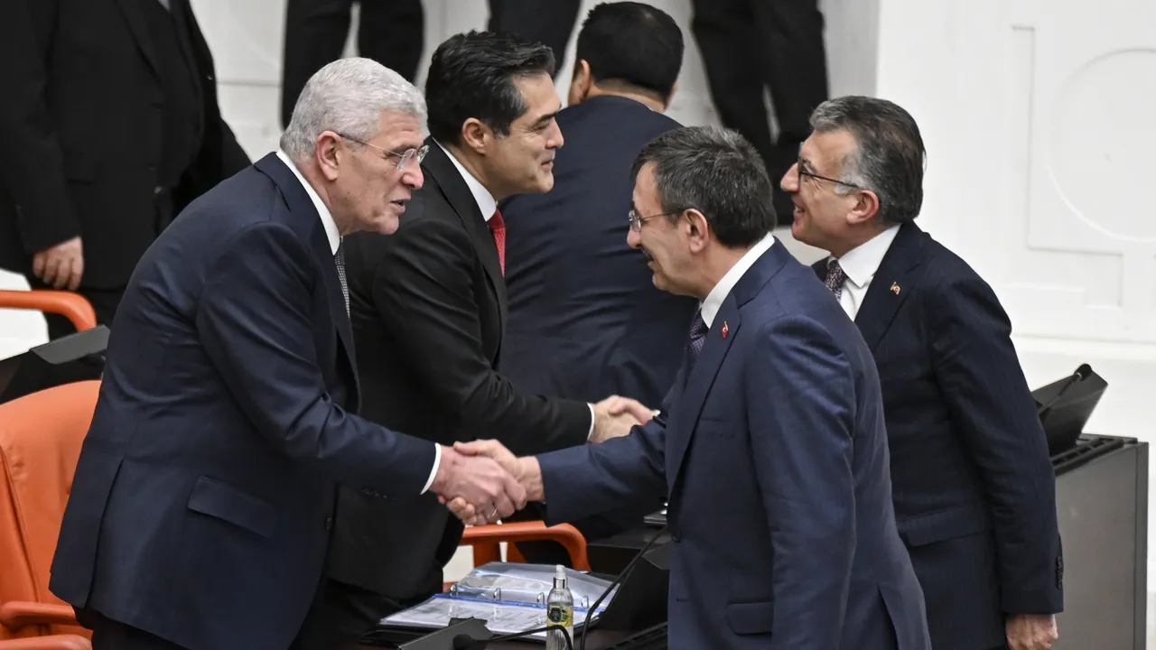 Meclis'te pazar mesaisi! Bahçeli ile muhalefet liderleri arasında dikkat çeken diyalog