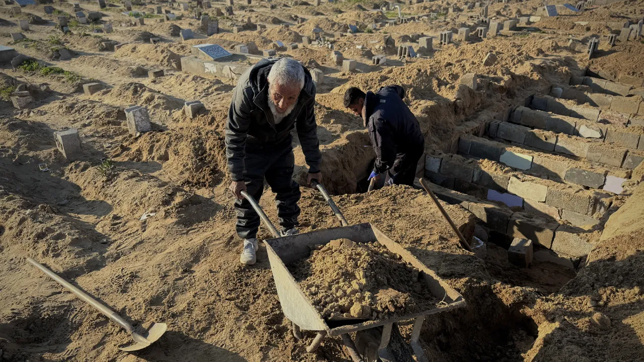 Ölüm yorgunu! 2 yılda tek başına 18 bin kişiyi defnetti