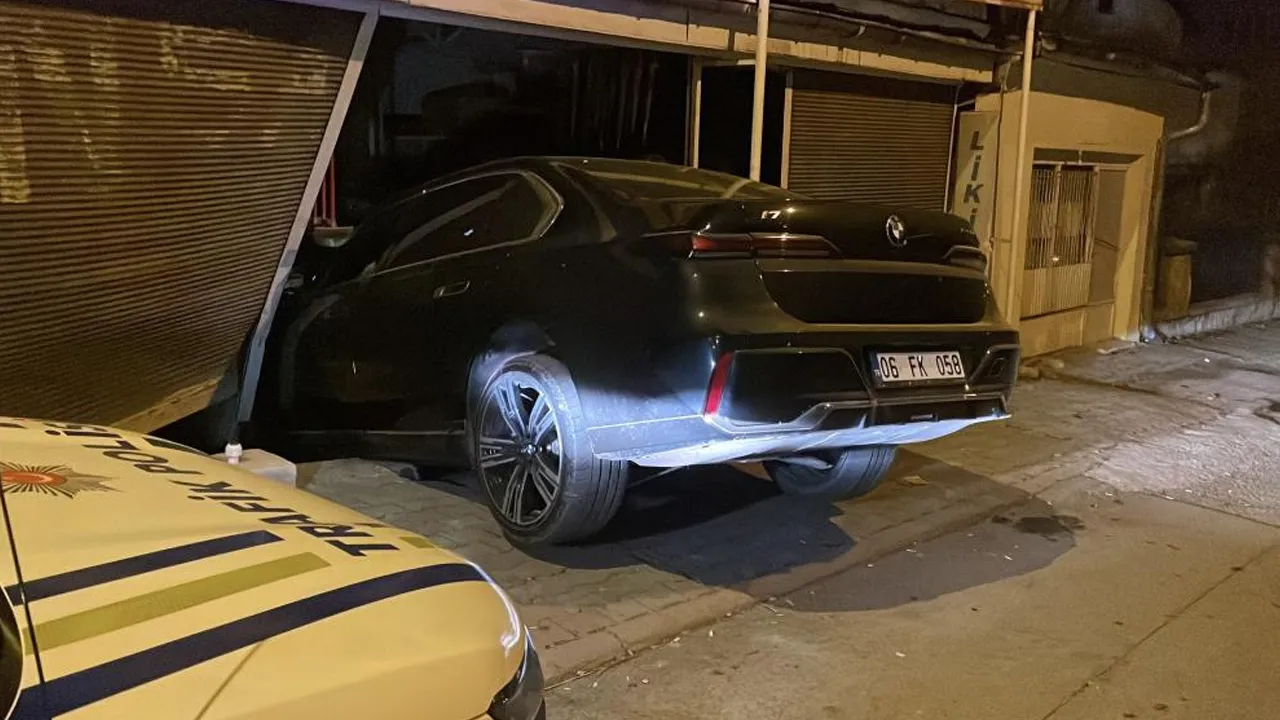 Sivas’ta kaza! Lüks otomobille markete girdi