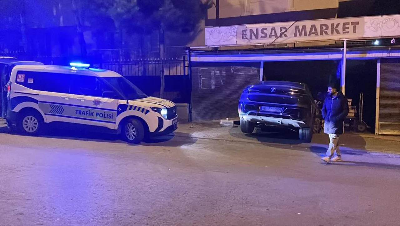 Sivas’ta kaza! Lüks otomobille markete girdi