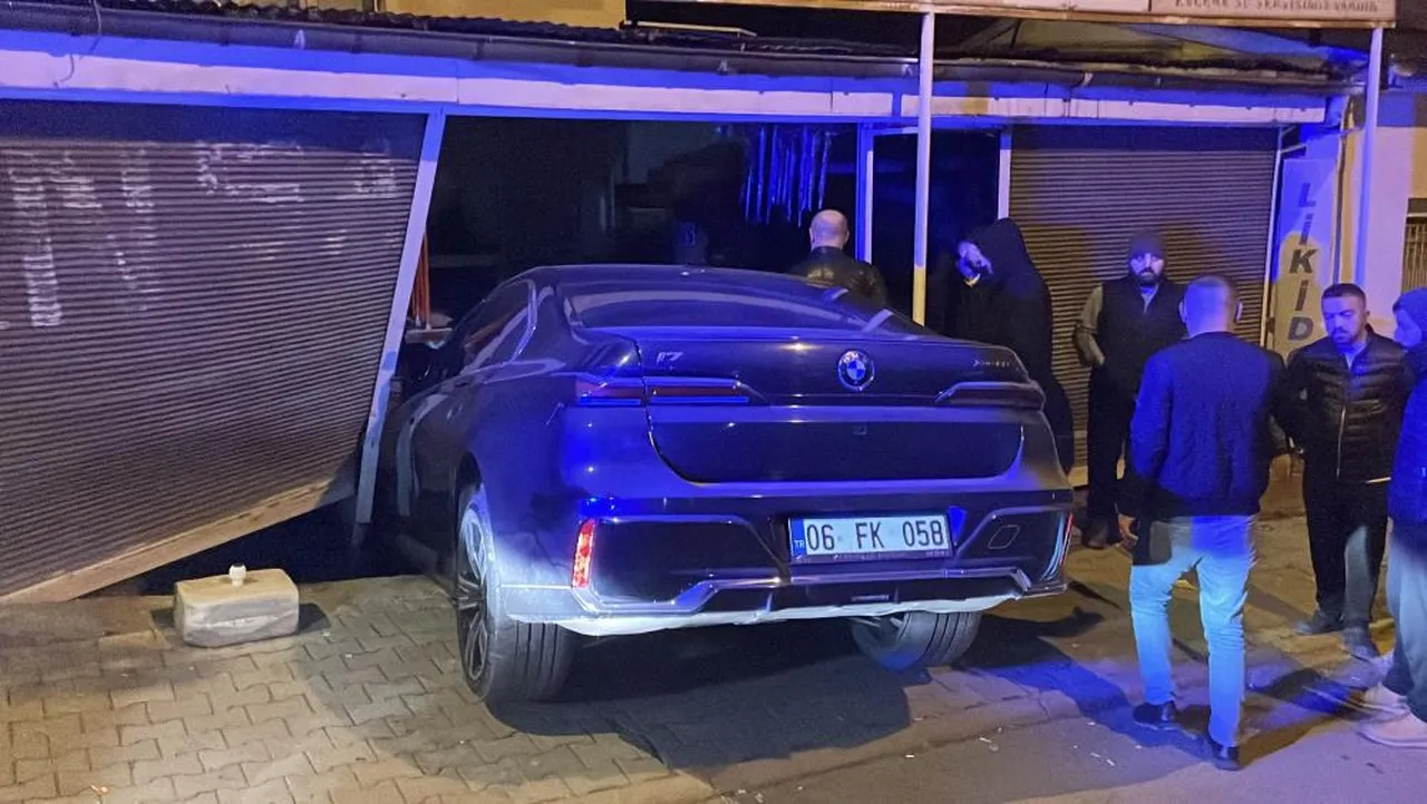 Sivas’ta kaza! Lüks otomobille markete girdi