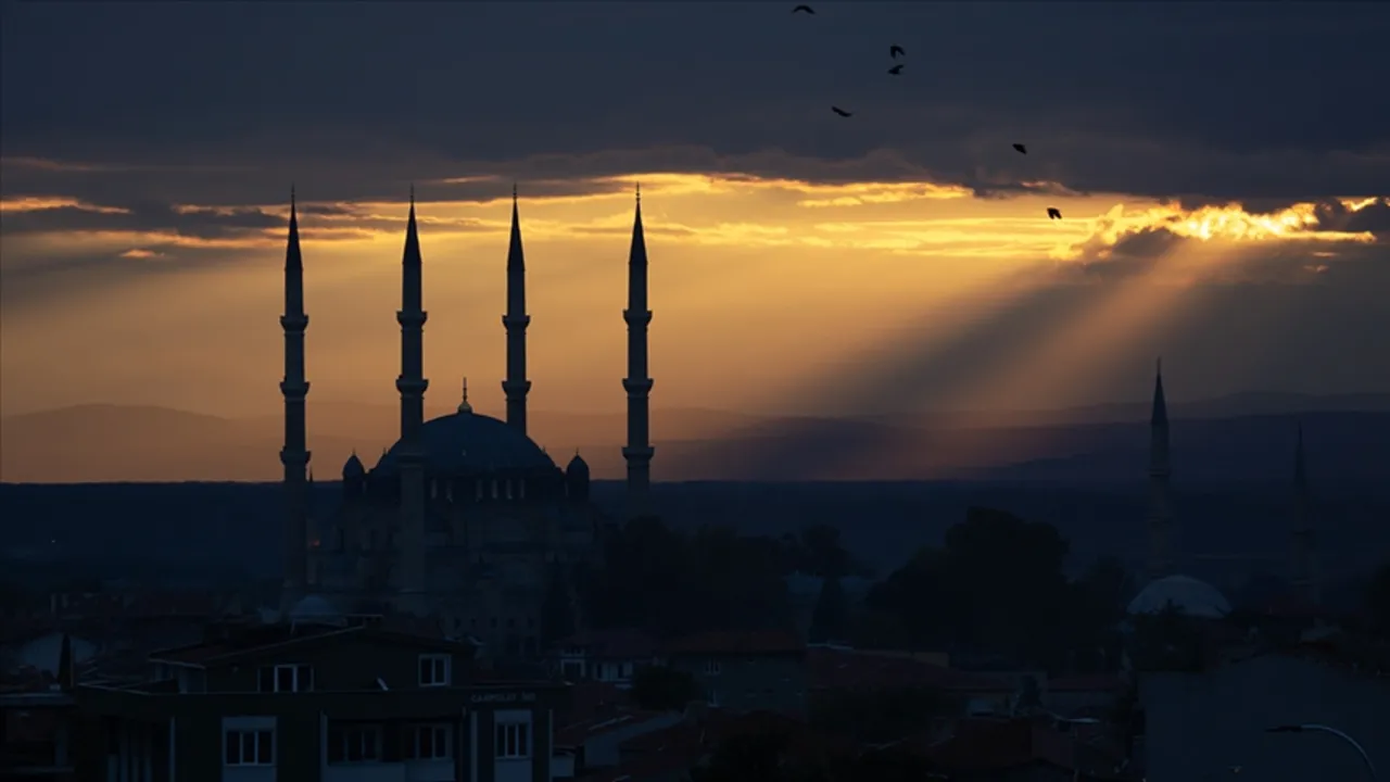 Üç ayların başlangıcına özel mesajları: Sosyal medyada en çok beğeni alan Recep ayı mesajları 