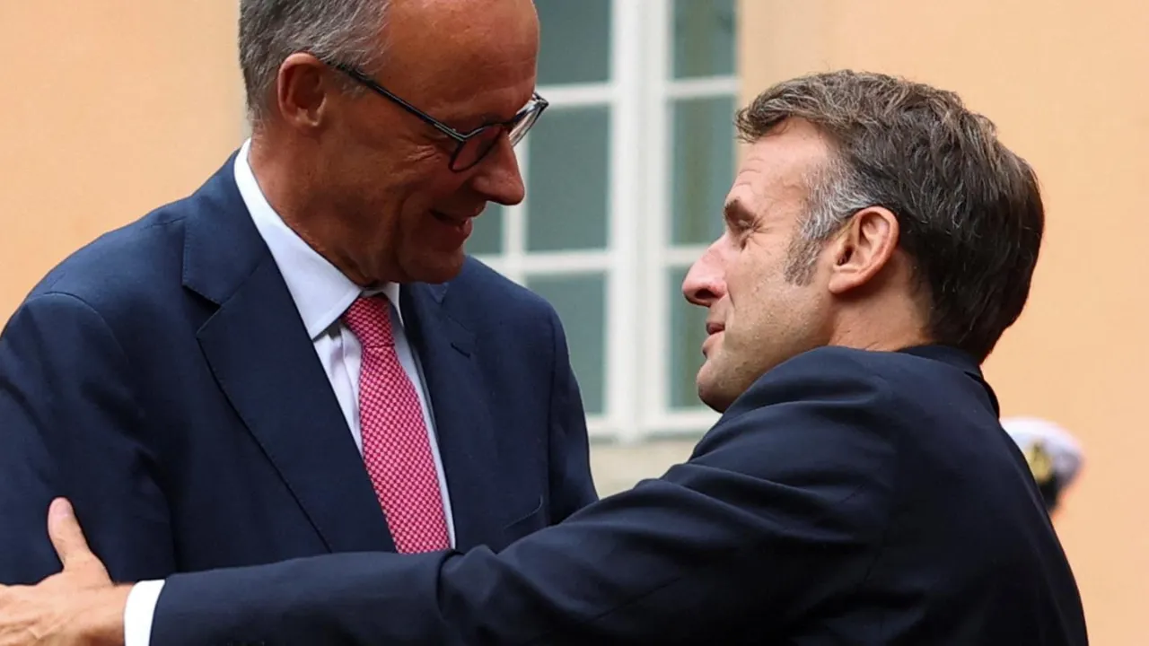 Zirve öncesi cephe değiştirdi! Macron, Merz’i son anda sırtından vurdu!