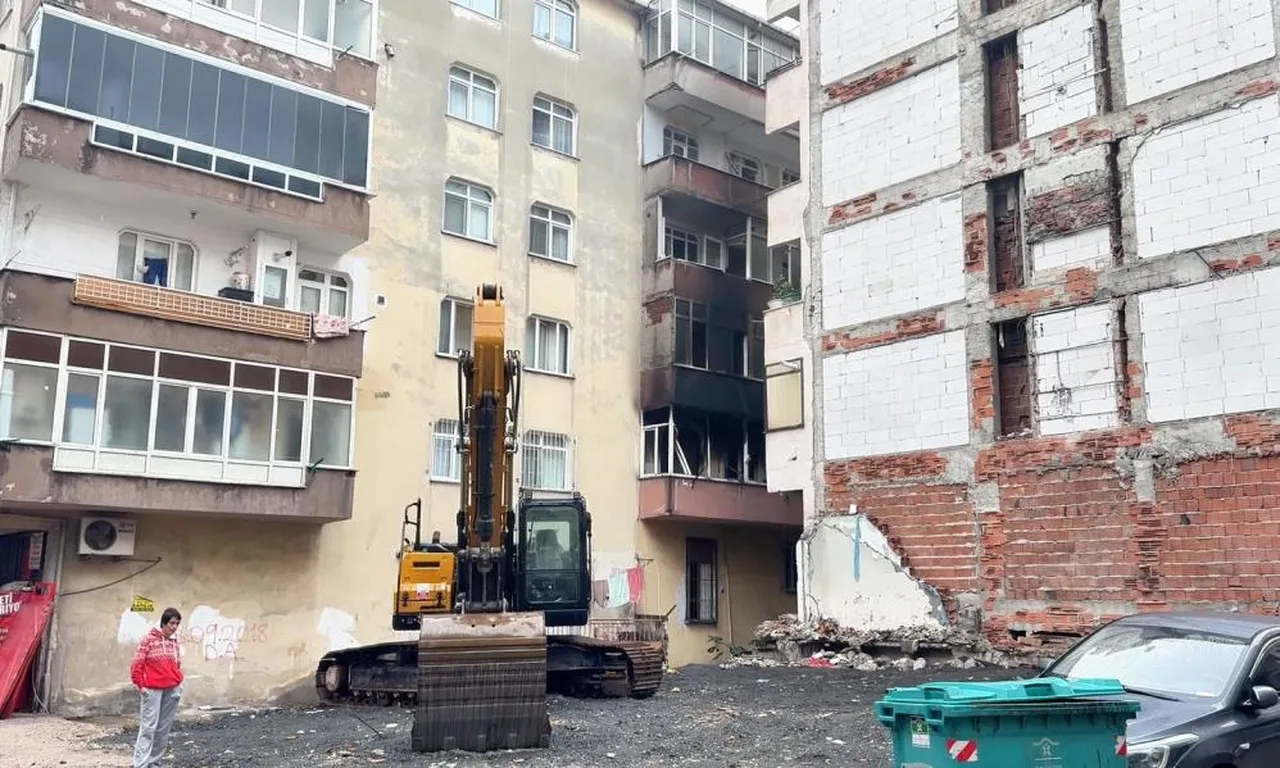 Bahçelievler’de 6 katlı binada yangın! Mahsur kalanlar kurtarıldı