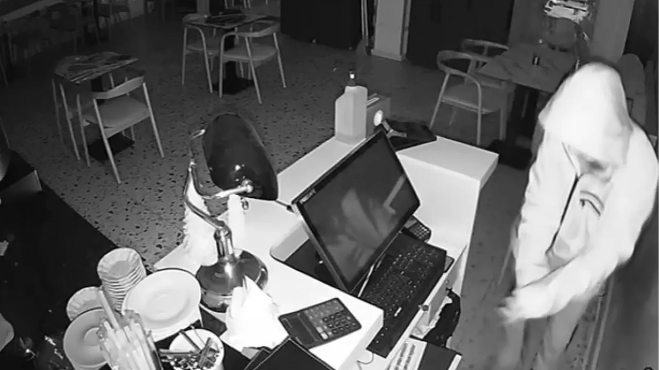 Bir günde 3 dükkanı soydular! 51 bin TL çalan yaşı küçük hırsızlar tutuklandı