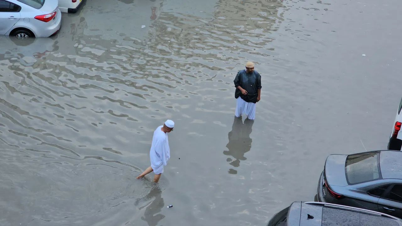 Birleşik Arap Emirlikleri'ni sel vurdu! Sokaklar göle döndü, yollar çöktü