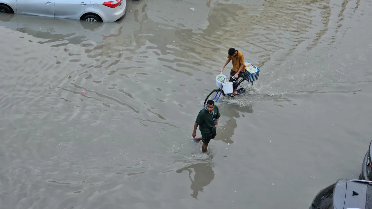 Birleşik Arap Emirlikleri'ni sel vurdu! Sokaklar göle döndü, yollar çöktü