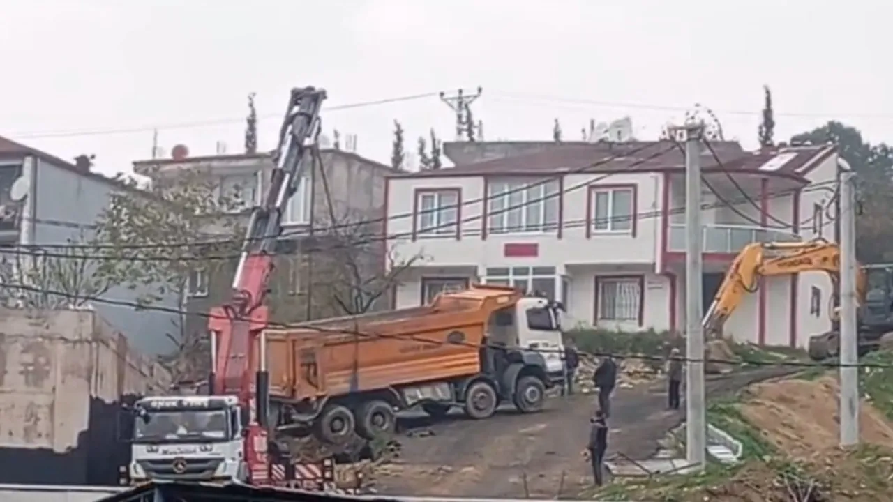 Dilovası'nda korku dolu anlar:!Kamyon uçurumun kenarında asılı kaldı