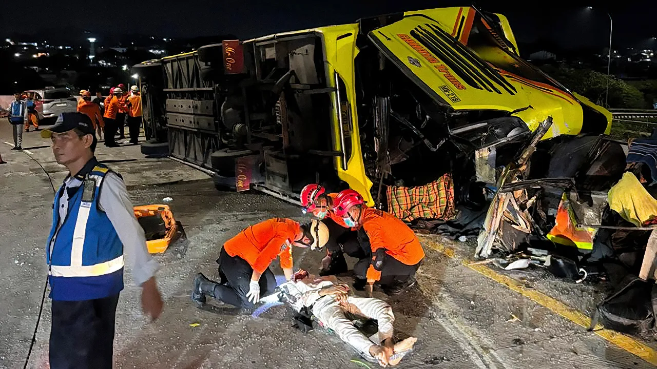Endonezya'da otobüs devrildi! Çok sayıda can kaybı var