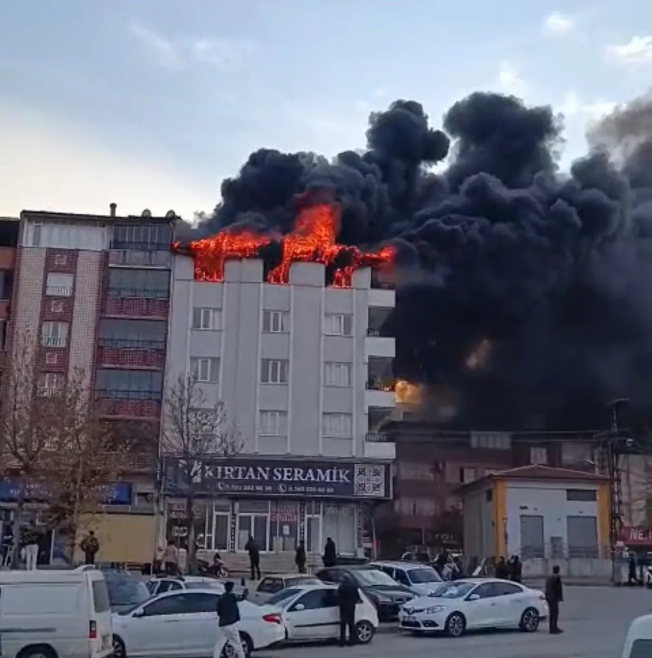 Gaziantep’te 4 katlı binada yangın paniği! 1 saat sonra kontrol altına alındı