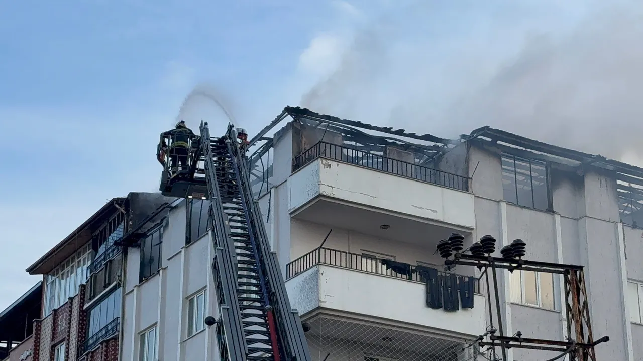 Gaziantep’te 4 katlı binada yangın paniği! 1 saat sonra kontrol altına alındı