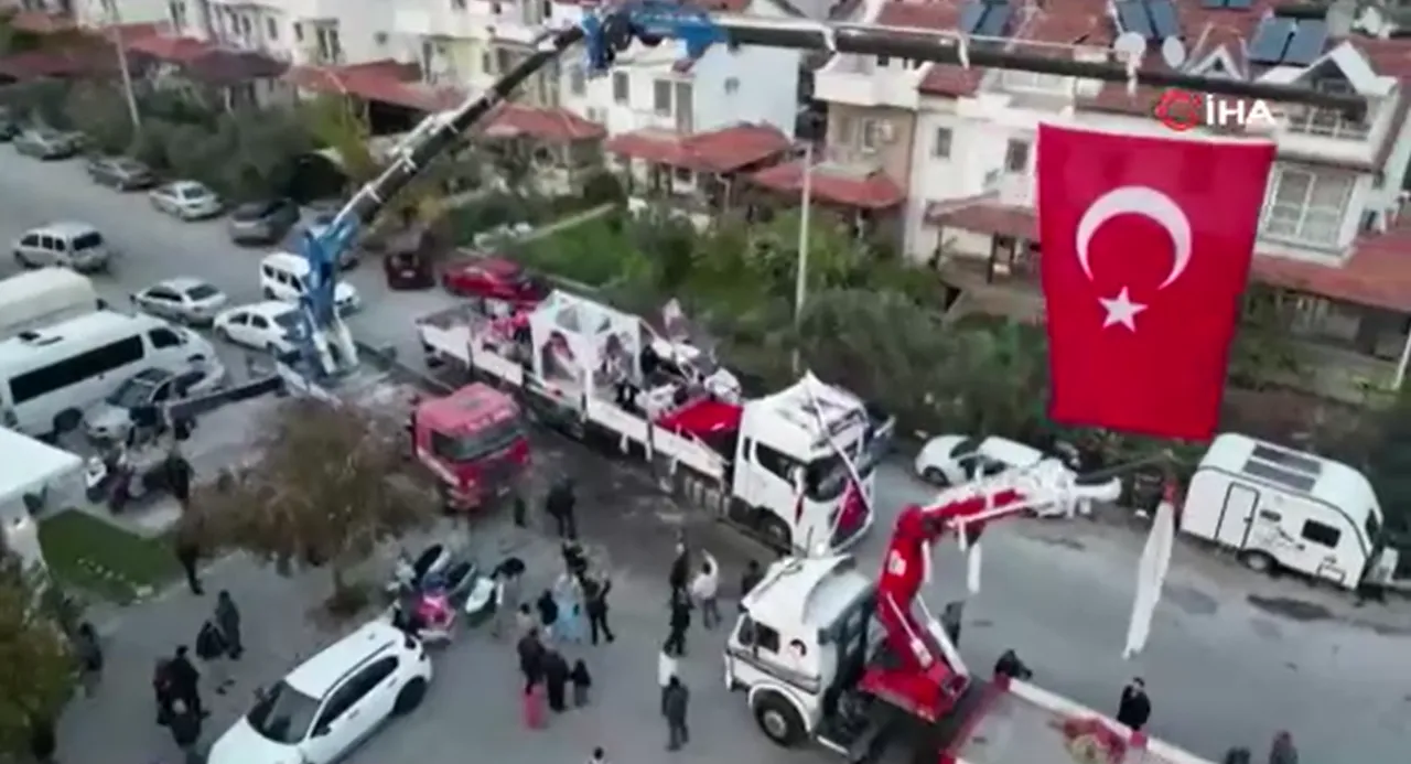 Gelin ve damat düğün salonuna vinçle indirildiler!