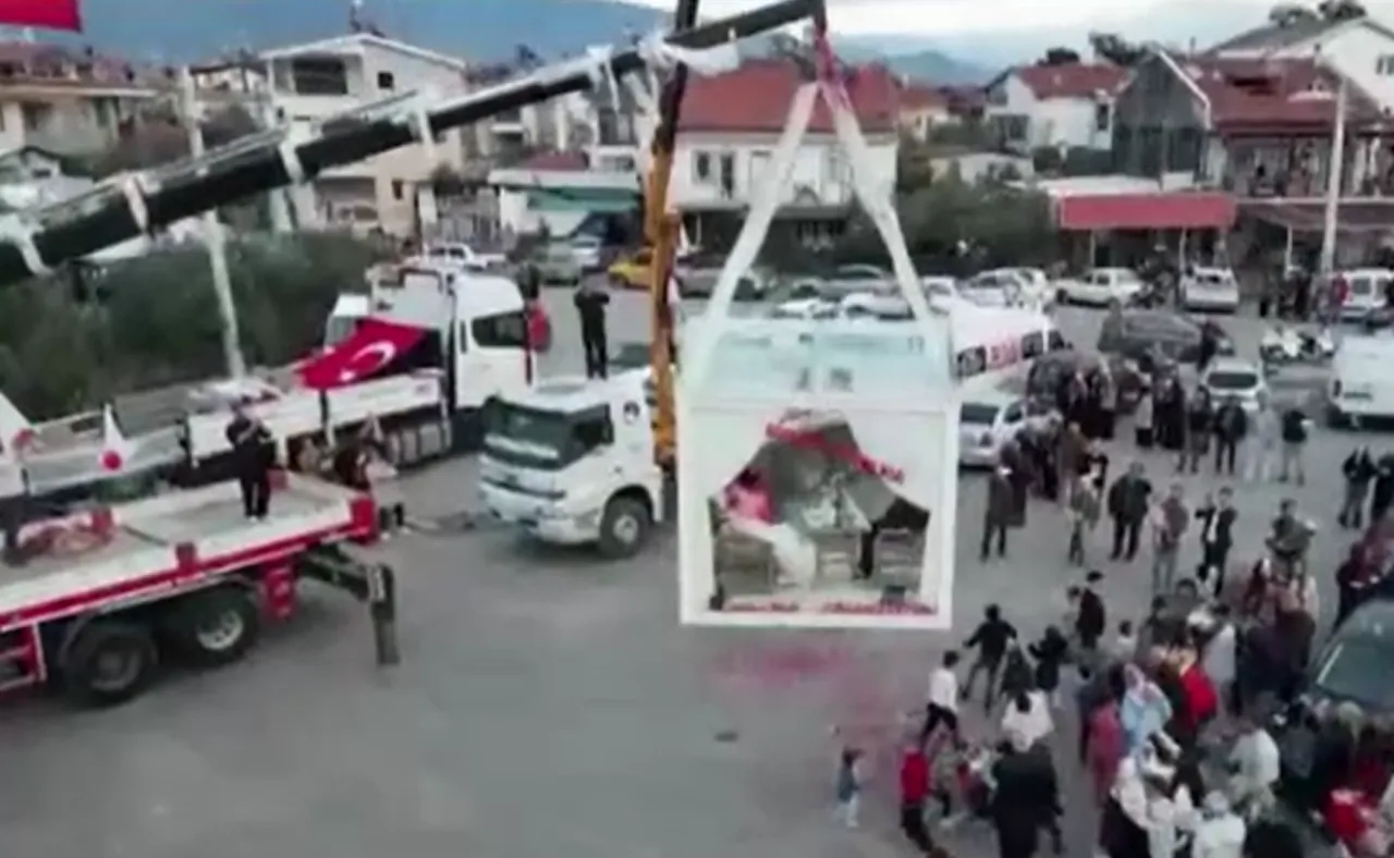 Gelin ve damat düğün salonuna vinçle indirildiler!