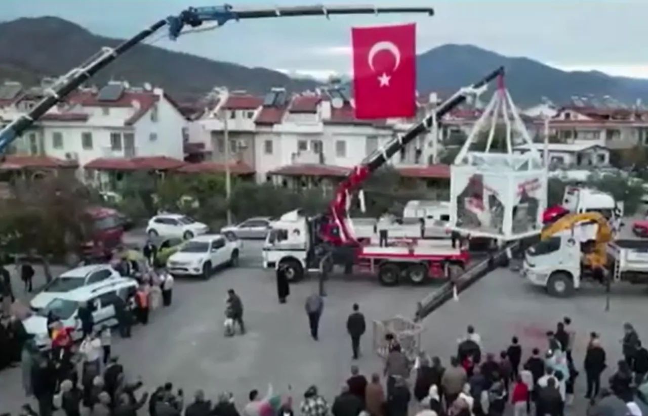 Gelin ve damat düğün salonuna vinçle indirildiler!